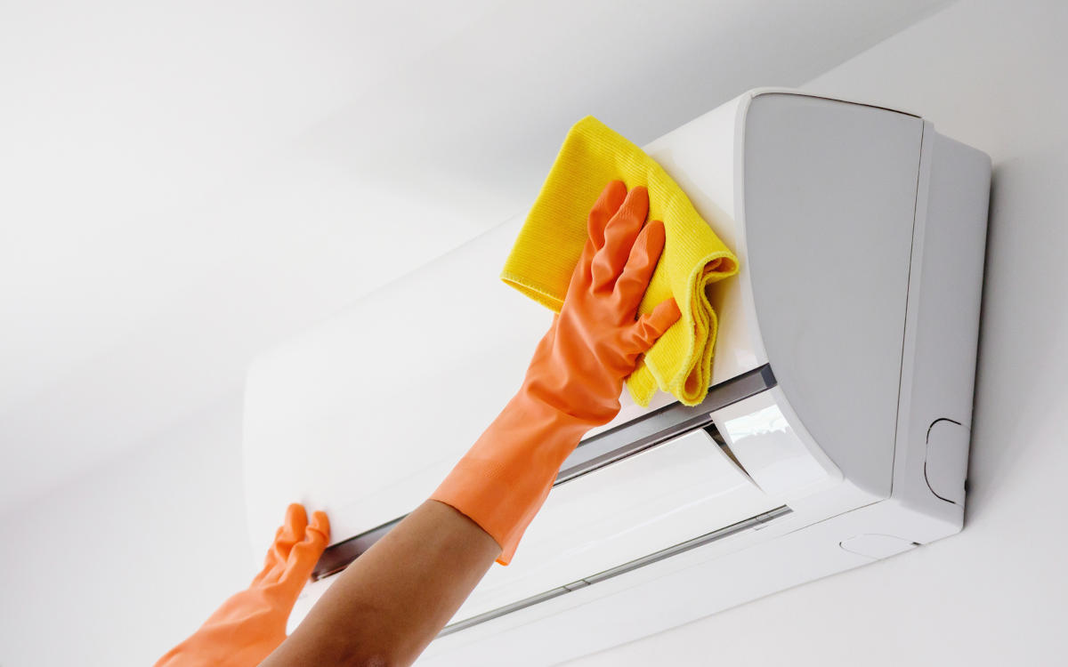 Wiping air conditioner cover